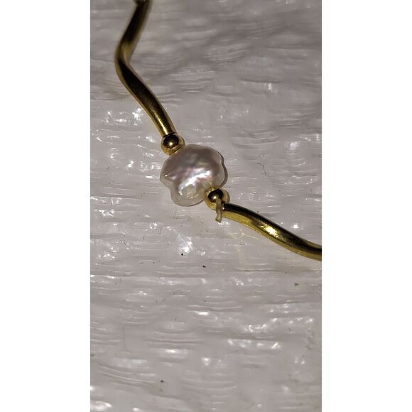 A Pearl and Gold Tone Stretchy Bracelet Elegant Dainty Feminine Minimalist - Picture 6 of 7